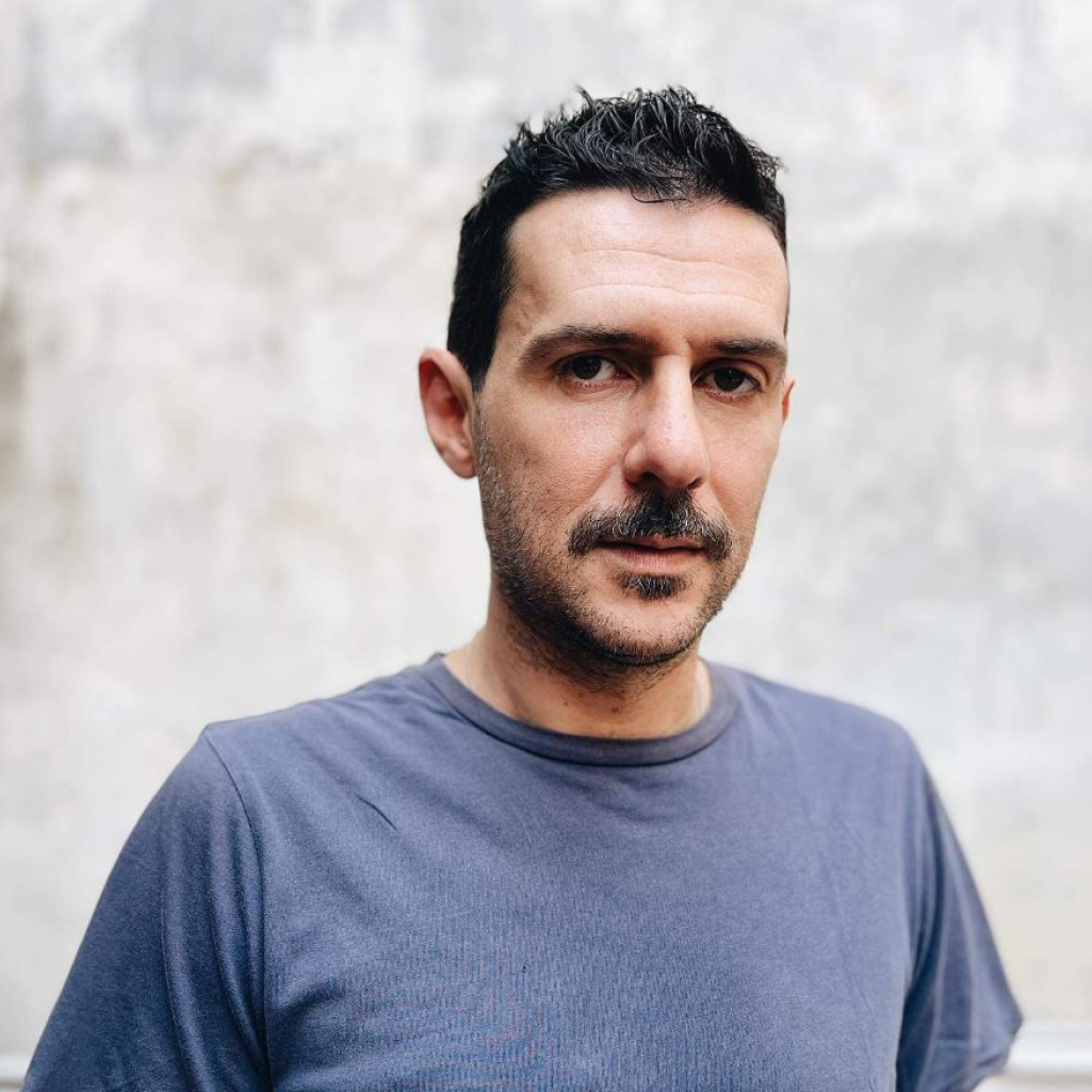 O Γιώργος Σίμωνας μιλά για το εναλλακτικό θέατρο Rabbithole