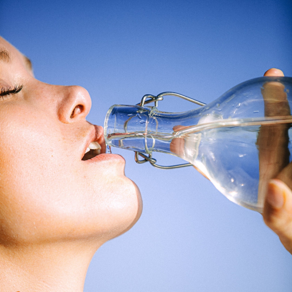 7 καλοί λόγοι για να πίνεις ακόμα περισσότερο νερό τον χειμώνα 