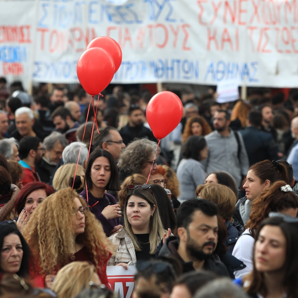 Κόκκινα μπαλόνια στον ουρανό για τα θύματα των Τεμπών – Εικόνες από τις διαδηλώσεις   