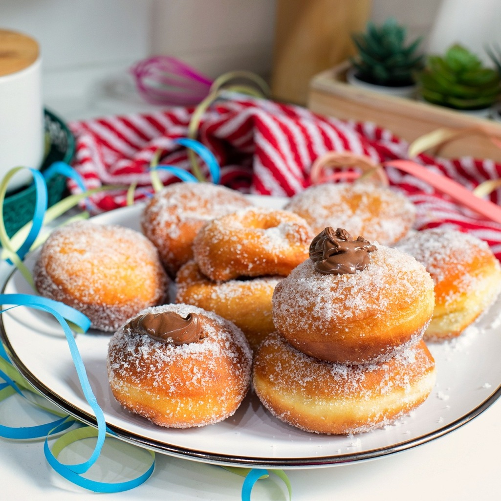 Bomboloni γεμιστά με σοκολάτα: Τα ιταλικά donuts που θα λατρέψουν όλοι