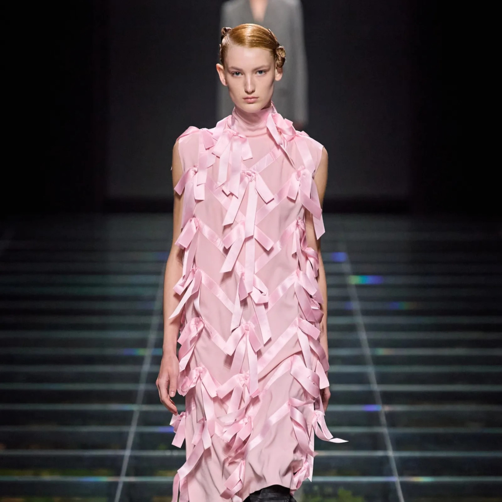 Milan Fashion Week: Το ντεμπούτο του Απιολάζα για τη Moschino, οι φιόγκοι της κυρίας Prada και το «Βασικό Ένστικτο» του Tom Ford