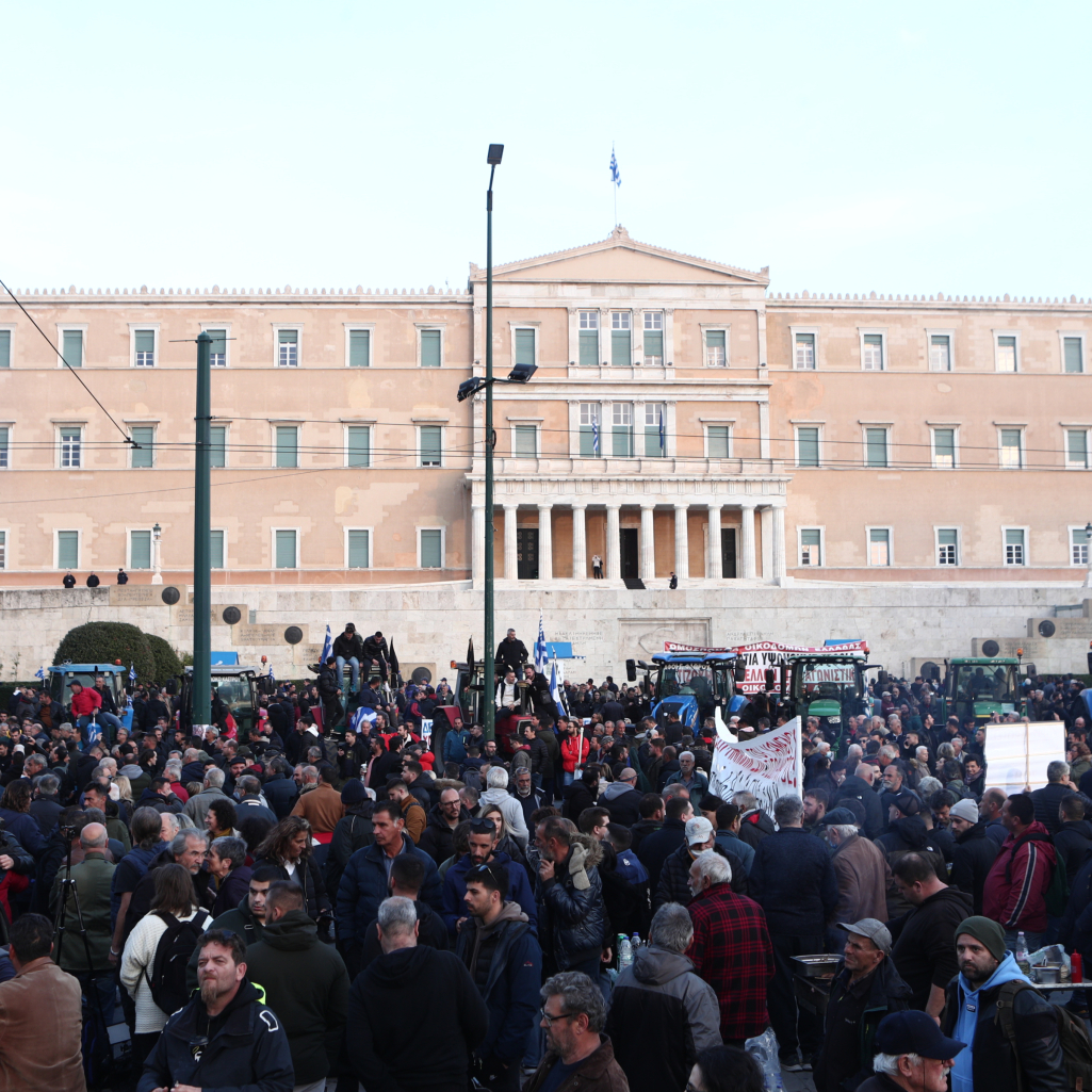Η κινητοποίηση των αγροτών στην Αθήνα: Δεκάδες χιλιάδες τρακτέρ στο Σύνταγμα