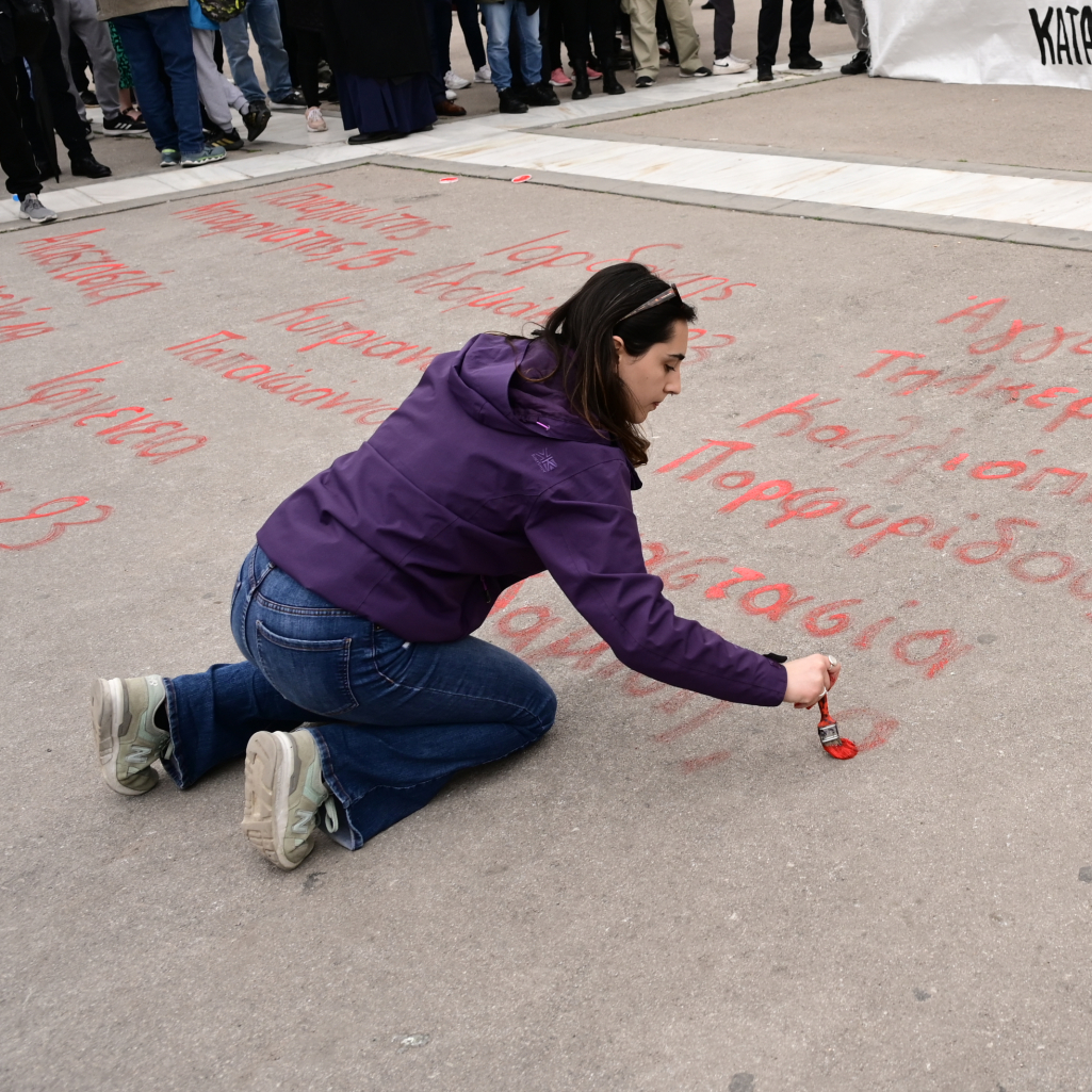 Τέμπη: Έσβησαν τα ονόματα των θυμάτων μπροστά από τη Βουλή - Η απάντηση του δήμου Αθηναίων
