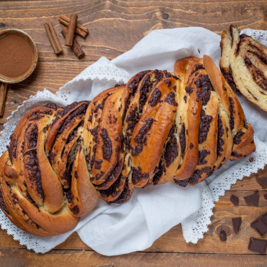 Babka με σοκολάτα: Το αφράτο και πεντανόστιμο γλυκό ψωμί που θυμίζει τσουρέκι