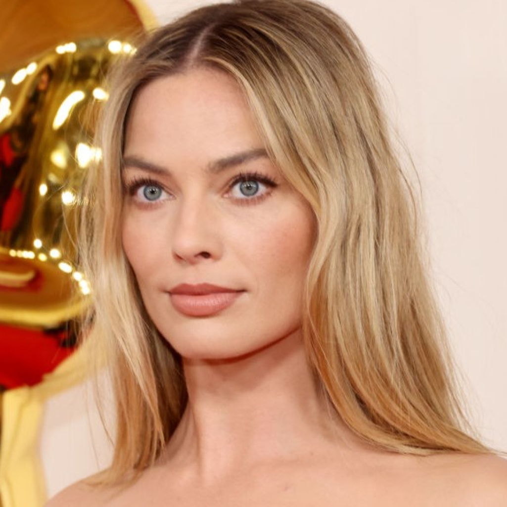 Η Μάργκο Ρόμπι απογείωσε το casual style με δύο κομμάτια κλειδιά που έχεις ήδη στη συλλογή σου – Πώς θα αντιγράψεις το look