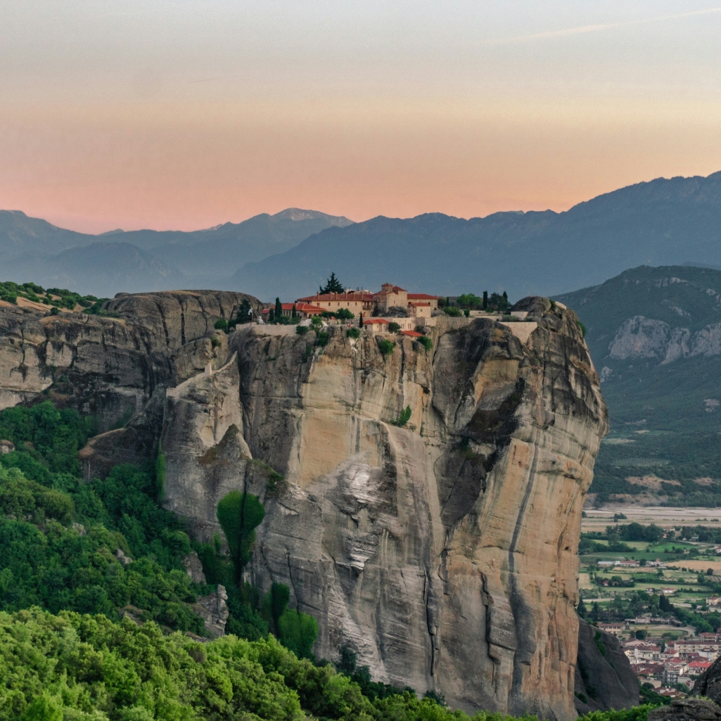 8 ορεινά χωριά της Ελλάδας που μοιάζουν με πίνακα ζωγραφικής την άνοιξη 