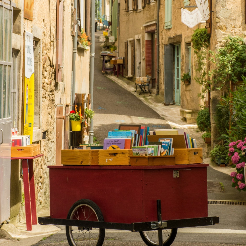 Μοντολιέ: Το μικροσκοπικό χωριό στη Γαλλία με 800 κατοίκους, κανένα ΑΤΜ, και 15 βιβλιοπωλεία 