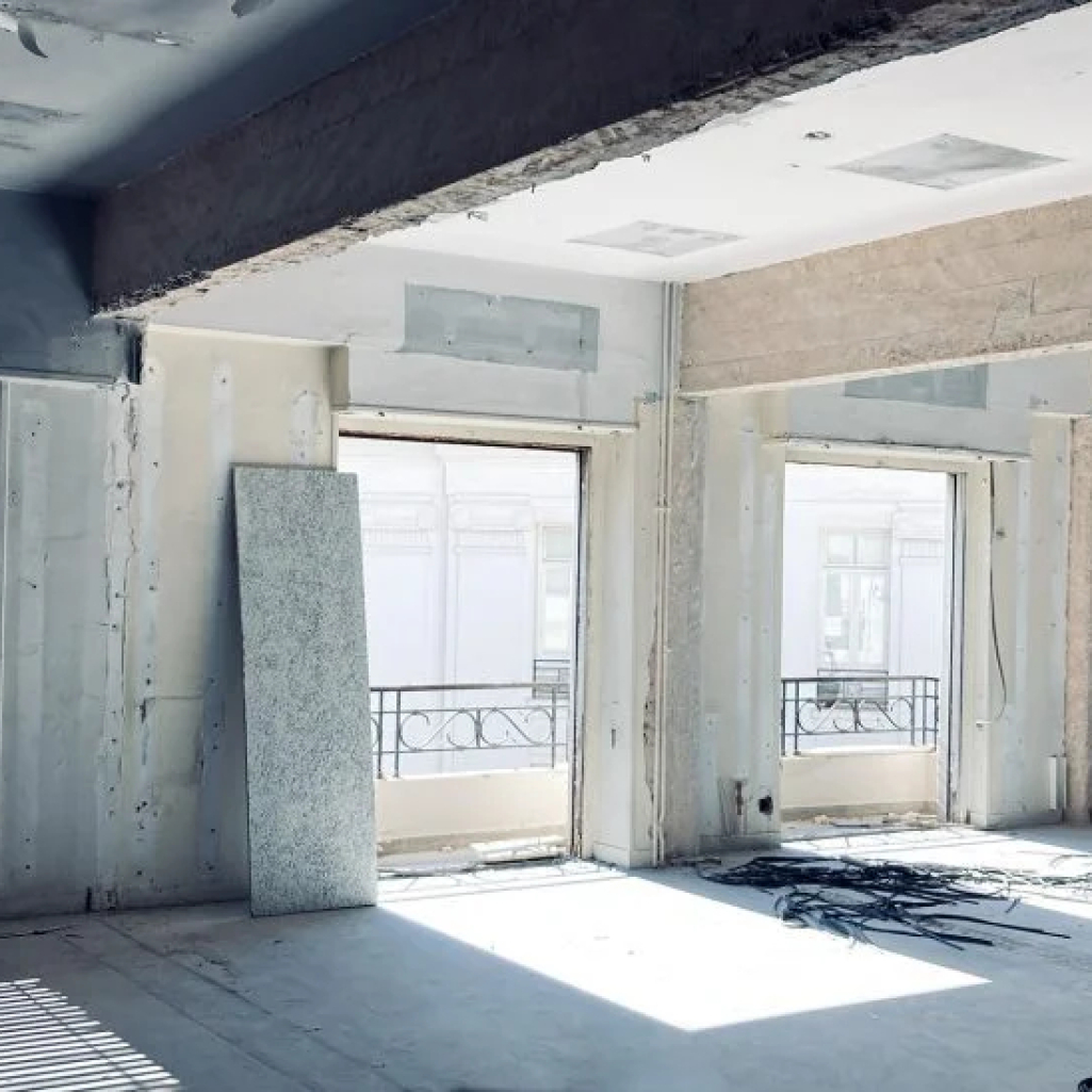 Flow and Order: Μια ομαδική έκθεση ζωγραφικής “συνομιλεί” μ’ ένα εγκαταλελειμμένο αθηναϊκό διαμέρισμα