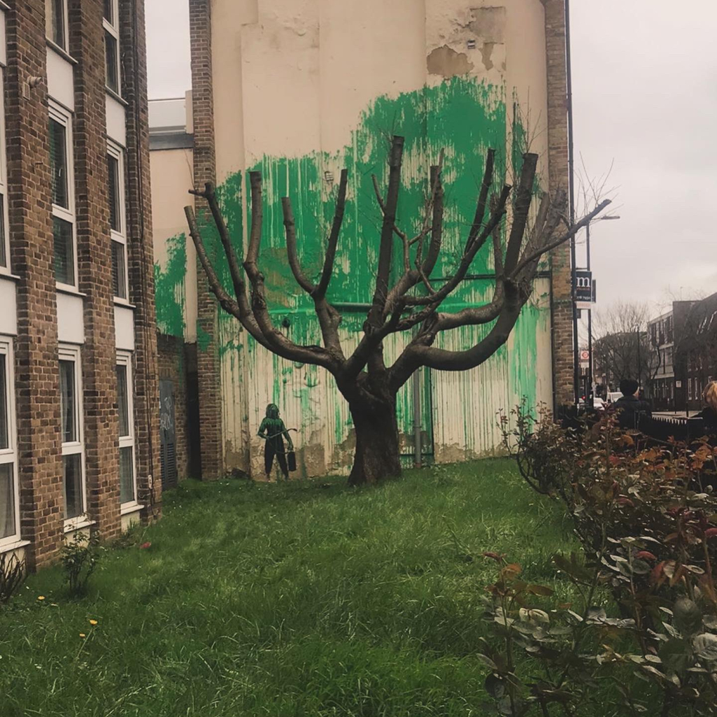 Η νέα τοιχογραφία του Banksy στο βόρειο Λονδίνο – Πώς μετέτρεψε ένα κλαδεμένο δέντρο σε έργο τέχνης