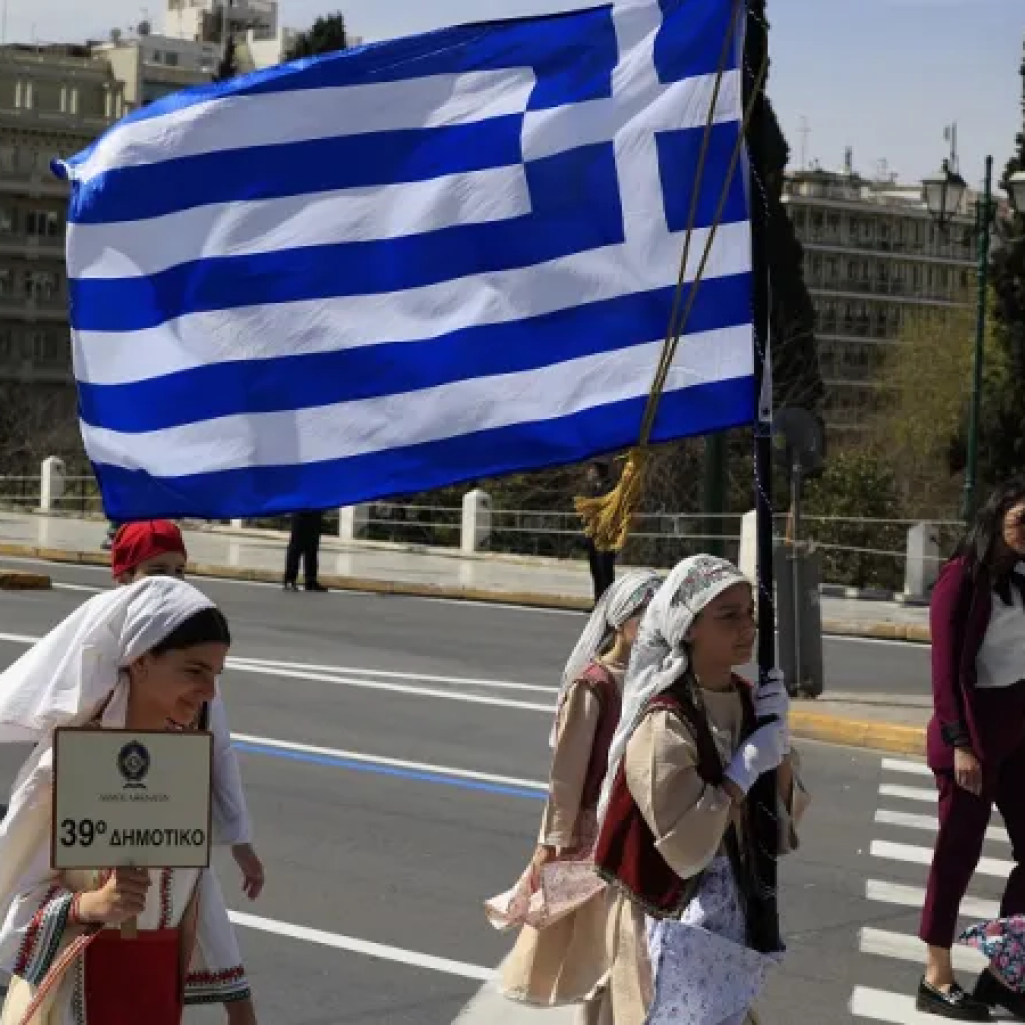 Σε εξέλιξη η μαθητική παρέλαση στο Σύνταγμα για την 25η Μαρτίου - Κλειστό το κέντρο της Αθήνας