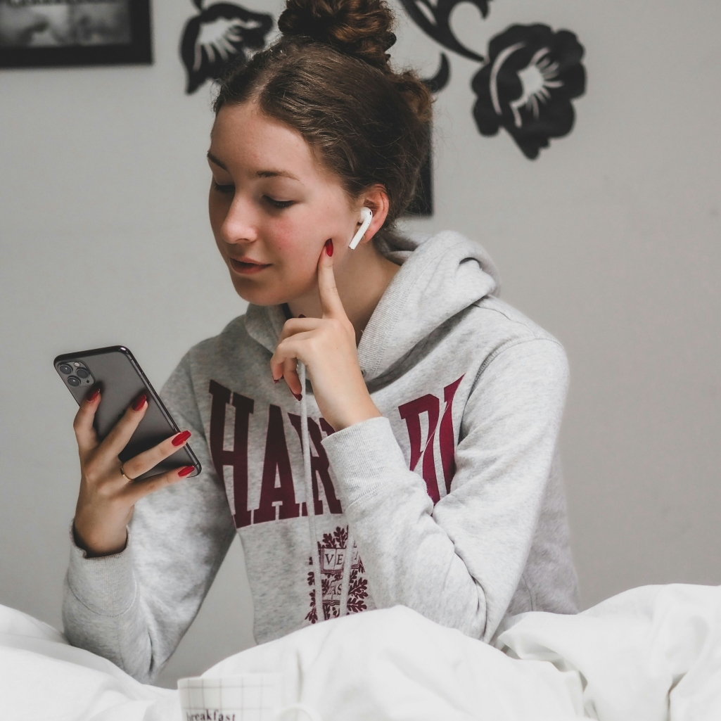 3 έξυπνα tips για να αντισταθείς στο κινητό σου πριν πέσεις για ύπνο