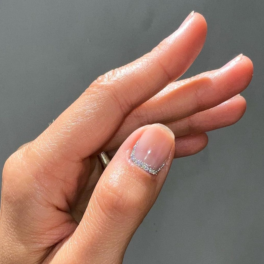 Negative space manicure: Επιστρέφει και σε προκαλεί τα το δοκιμάσεις