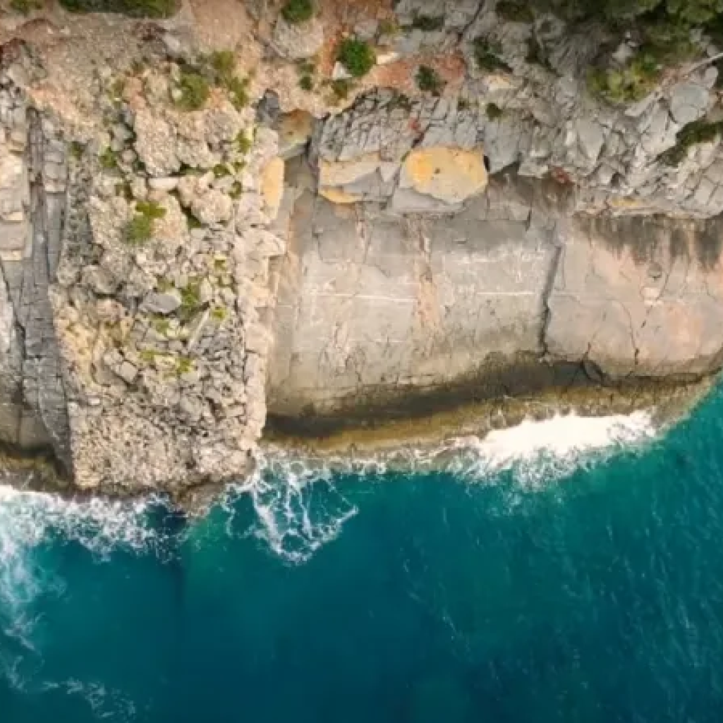 Πού βρίσκεται η πιο άγρια παραλία της Ελλάδας - Απότομοι γκρεμοί και γλυπτά από πέτρα