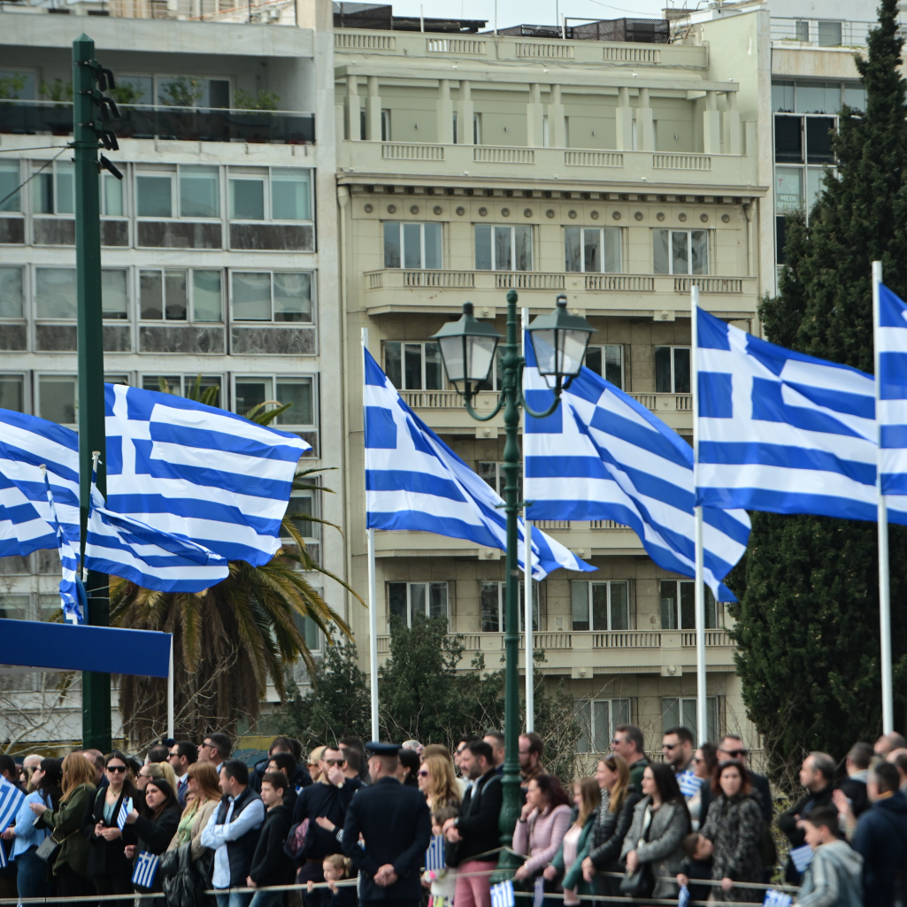 25η Μαρτίου: Σε εξέλιξη η στρατιωτική παρέλαση στην Αθήνα - Πλήθος κόσμου στο Σύνταγμα