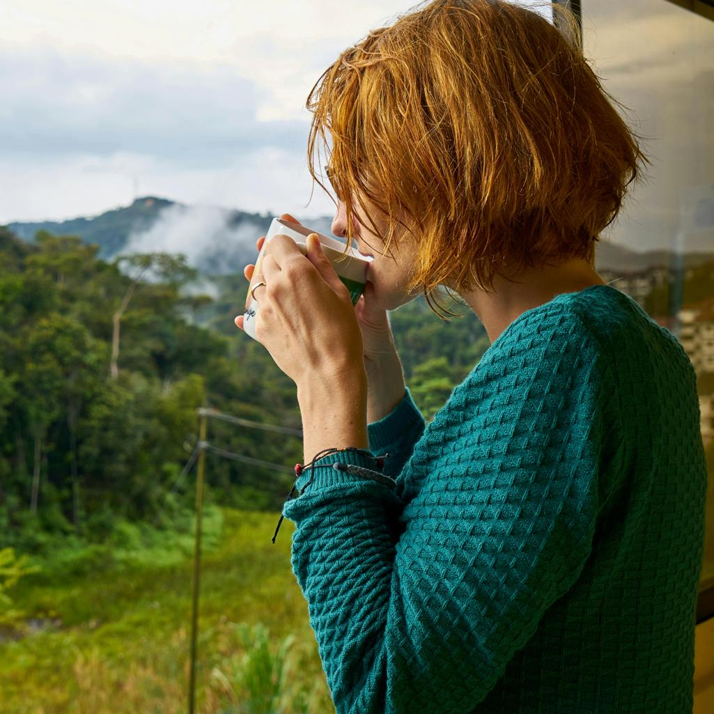 Καφές με αλόη: Τι πραγματικά ισχύει για τη νέα τάση στο TikTok που υπόσχεται μείωση του φουσκώματος