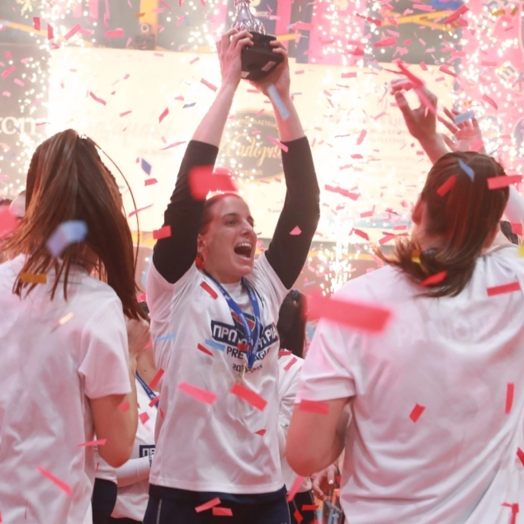Η ομάδα βόλεϊ γυναικών του Πανιωνίου ντύθηκε πρωταθλήτρια και γιόρτασε την ποιότητά της