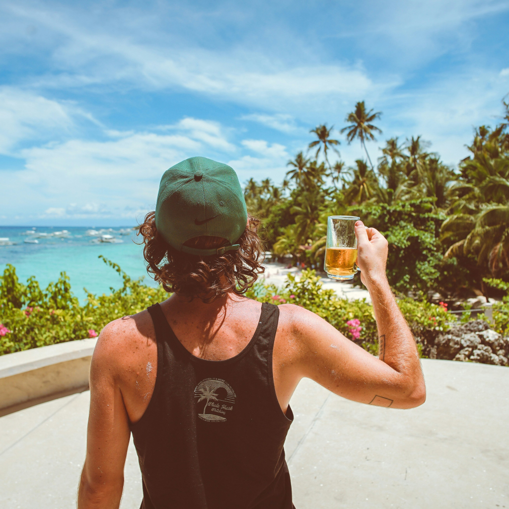 Άντρας με μπύρα σε παραλία