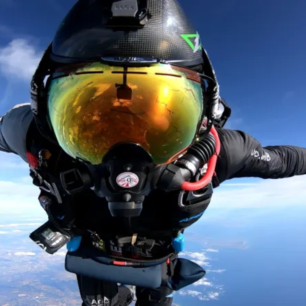 Αυτή είναι η ιστορία του Άλεξ, του μοναδικού skydiver με κινητική αναπηρία στην Ελλάδα