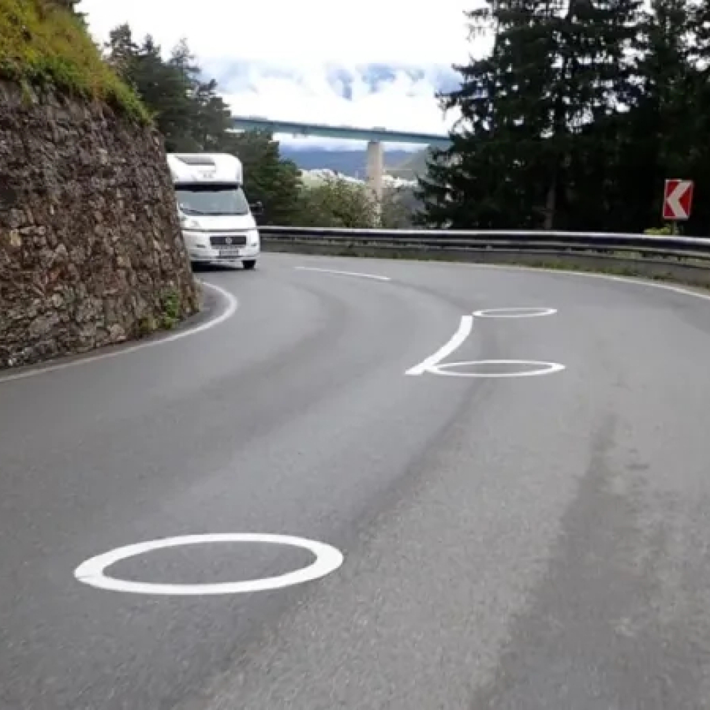 Τι σημαίνουν οι λευκοί κύκλοι στο οδόστρωμα - Βγαίνουν σε διαφορετικά μεγέθη