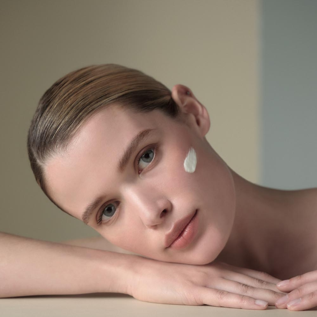 Glass skin effect: Η clean skincare routine που θα σε βοηθήσει να το πετύχεις