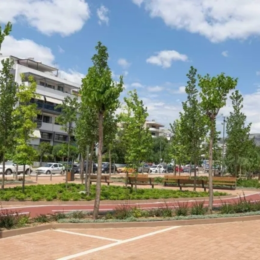 Εντυπωσιακές εικόνες από το γκρι οικόπεδο στη Γλυφάδα - Ζωντάνεψε με δέντρα, ποδηλατοδρόμο και πάρκινγκ