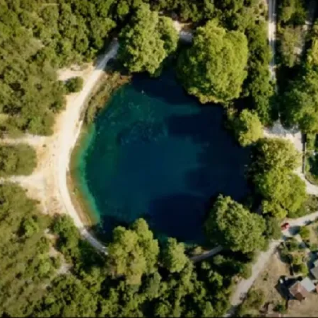 Η «άγνωστη» γαλάζια λίμνη της Ελλάδας - Σαν πισίνα κρυμμένη στο δάσος