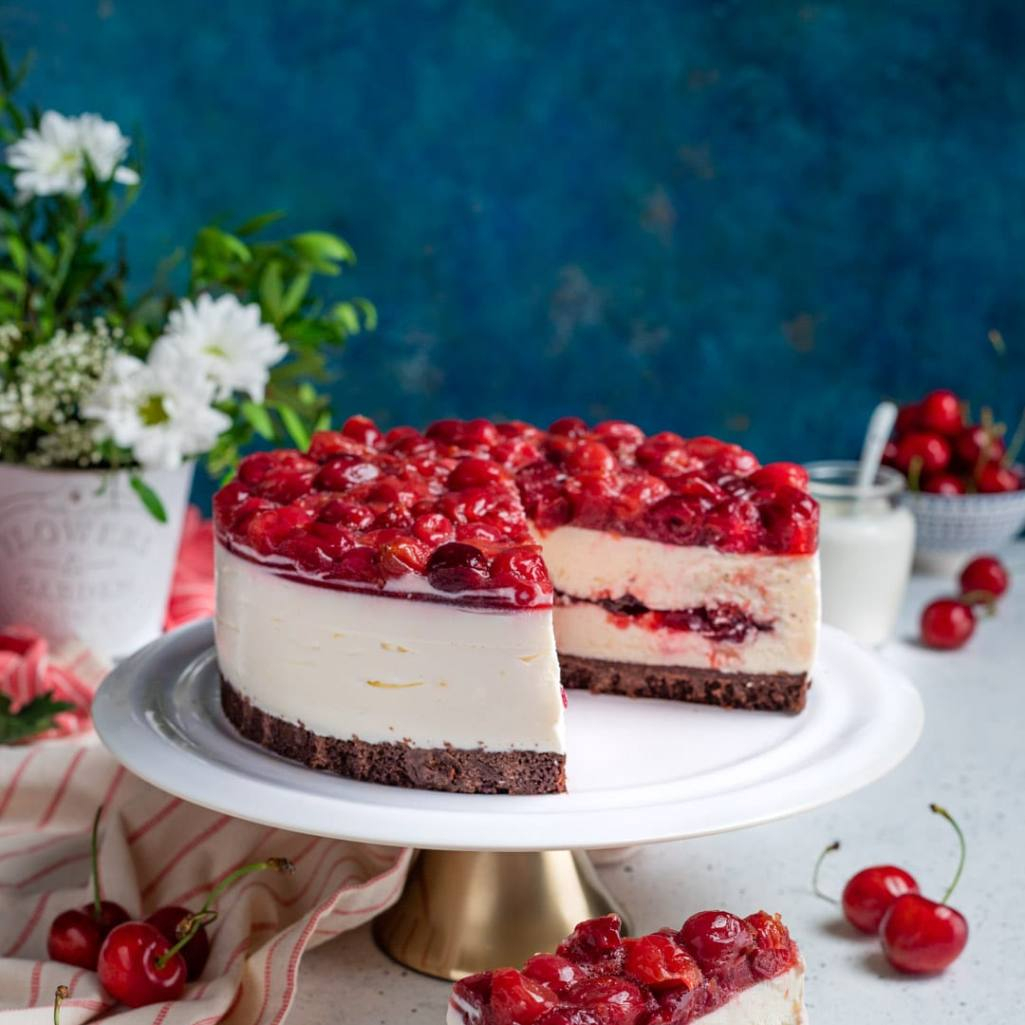 Πεντανόστιμο και καλοκαιρινό cheesecake με κεράσια
