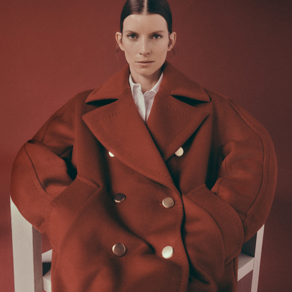 Max Mara Atelier FW24: Μία κόκκινη κλωστή μεταξύ κληρονομιάς και μέλλοντος