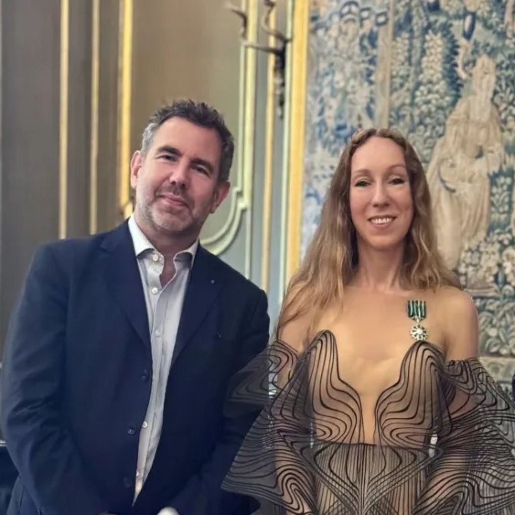Iris Van Herpen: Τιμήθηκε με το μετάλλιο του Knight of the Order of Arts and Letters στο Παρίσι