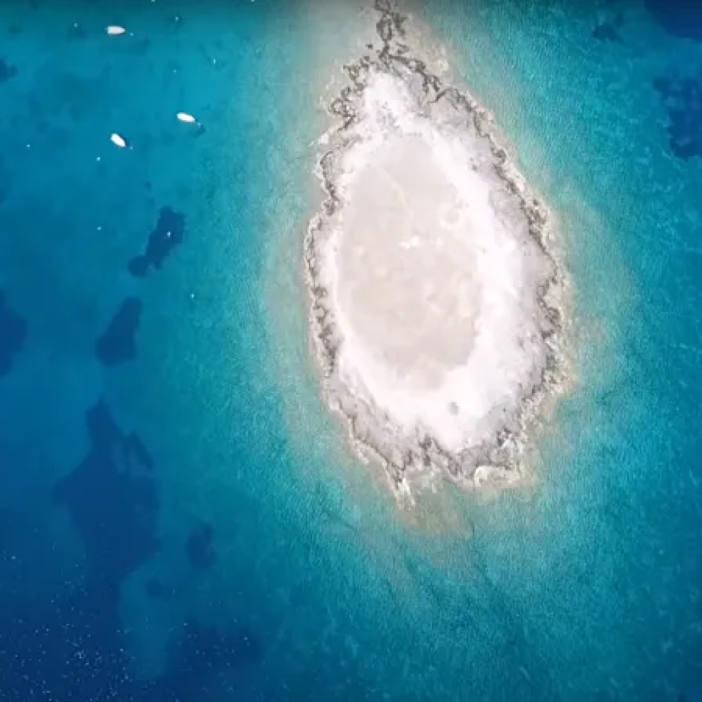 Το σμαραγδένιο μάτι στην Αττική με νερά που θυμίζουν Μαλδίβες