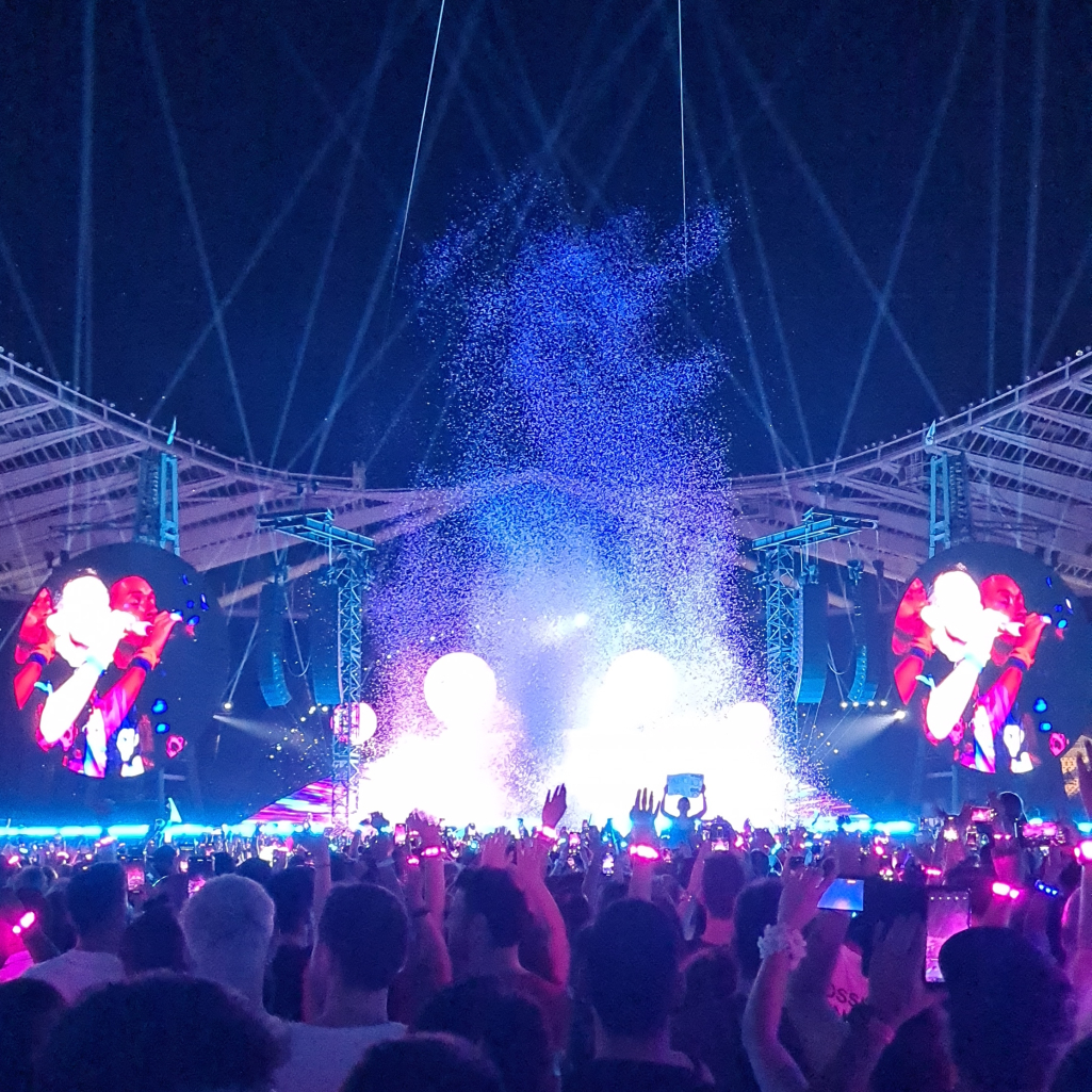 Coldplay: Καλούν το ελληνικό κοινό να παίξει στο video clip τους στο Ηρώδειο, μετά τις συναυλίες - υπερθέαμα