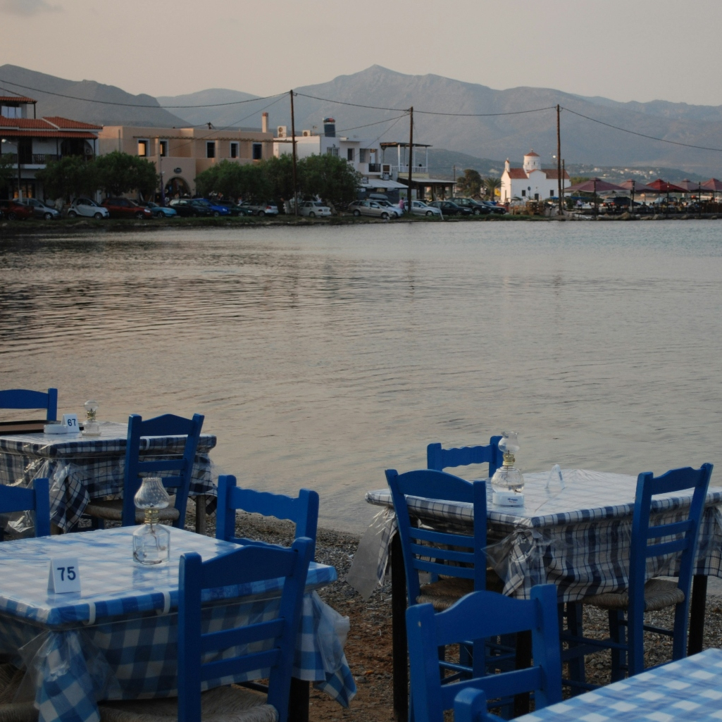 Κάτι από νησί: 8 ταβέρνες κοντά στην Αθήνα, για να φας πλάι στο κύμα 
