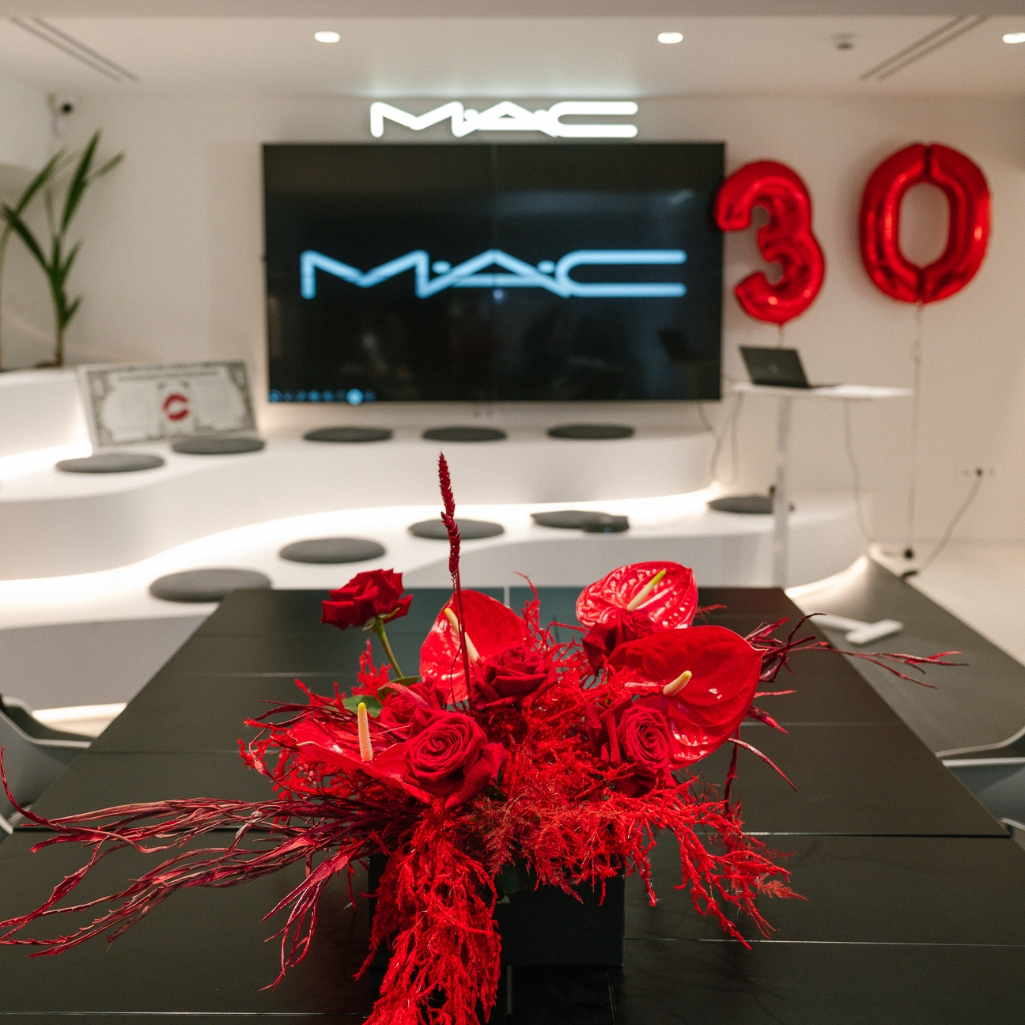 H MAC Cosmetics Greece υψώνει τη φωνή του προγράμματος VIVA GLAM στην Ελλάδα