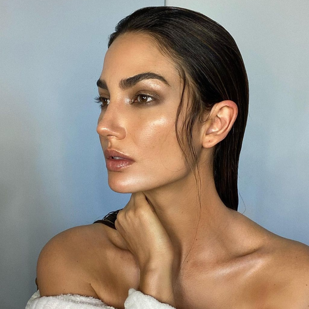 Wet look: Πώς να δημιουργήσεις το πιο hot καλοκαιρινό χτένισμα