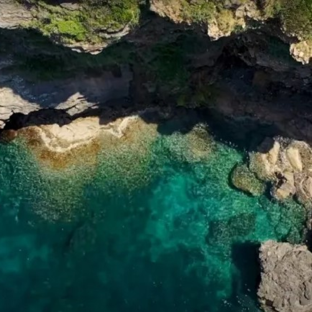 Η κρυφή παραλία στην Εύβοια με «ταβάνι» από βράχους και τιρκουάζ νερά