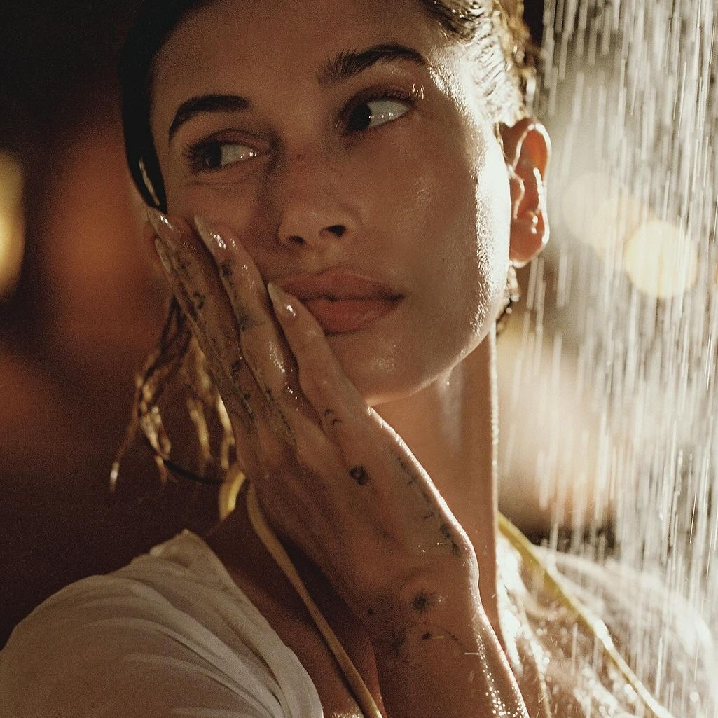 Summer glow: Τα pearly nails αντικαθιστούν το chrome μανικιούρ