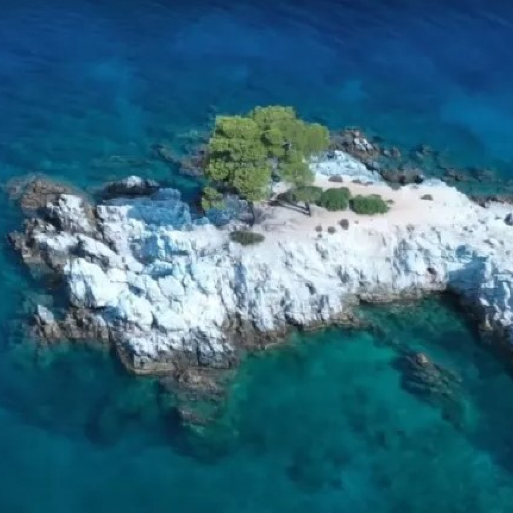 Το ακρωτήρι των ερωτευμένων στην Ελλάδα που κάθε χρόνο γεμίζει με νεόνυμφους