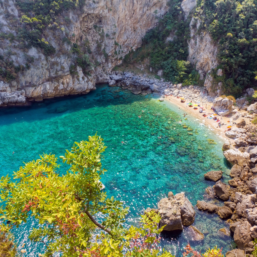 Γαλαζοπράσινα νερά, λευκά βότσαλα και επιβλητικό τοπίο: Οι πιο όμορφες παραλίες του Πηλίου
