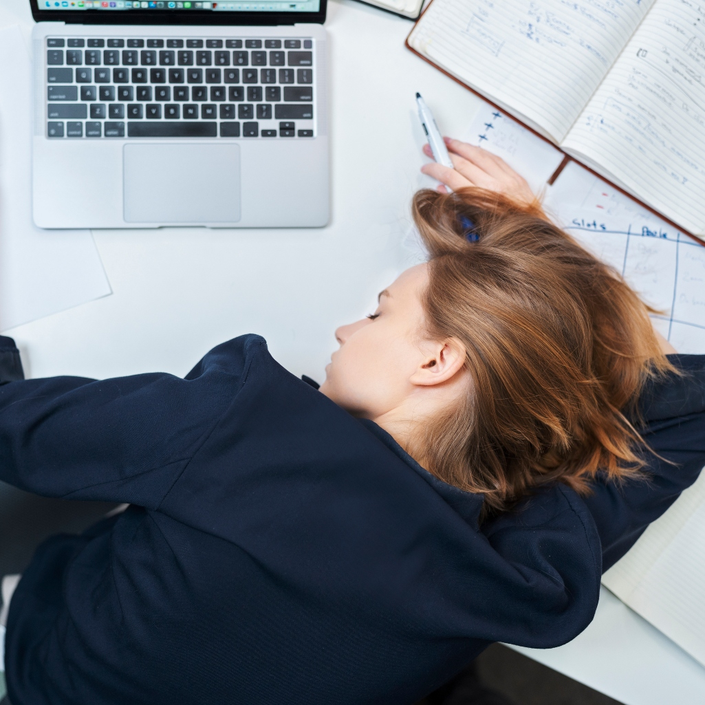 Νυστάζεις στη δουλειά; 3 tips για να μην κοιμηθείς επιτόπου (μας ευχαριστείς αργότερα)