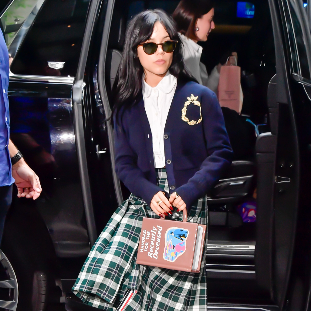 Τζένα Ορτέγκα: Φέρνει στο σήμερα το απόλυτο look της Γουινόνα Ράιντερ από τον «Σκαθαροζούμη»
