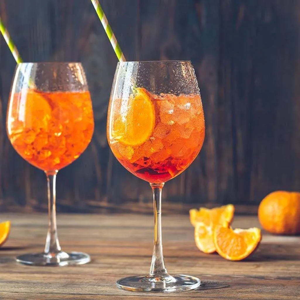 Τι κάνουν δύο τεράστια ποτήρια Aperol στην Αθηναϊκή Ριβιέρα; 