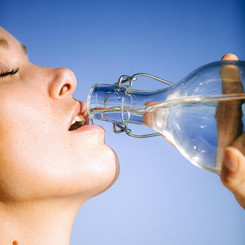 Το τελευταίο wellness trend του TikTok είναι το «Sexy Water». Αξίζει πραγματικά;