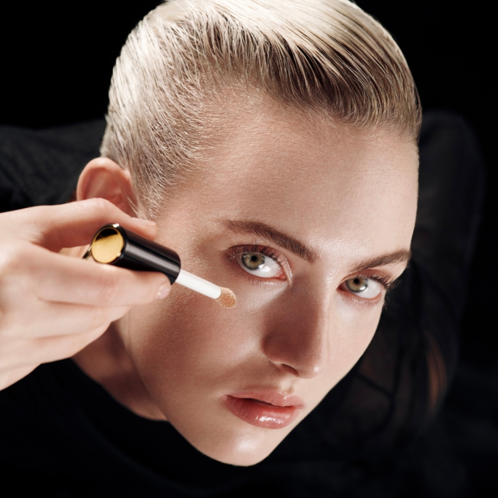 Dot, Swipe & Glow με το νέο Studio Radiance 24HR Luminous Lift Concealer της MAC