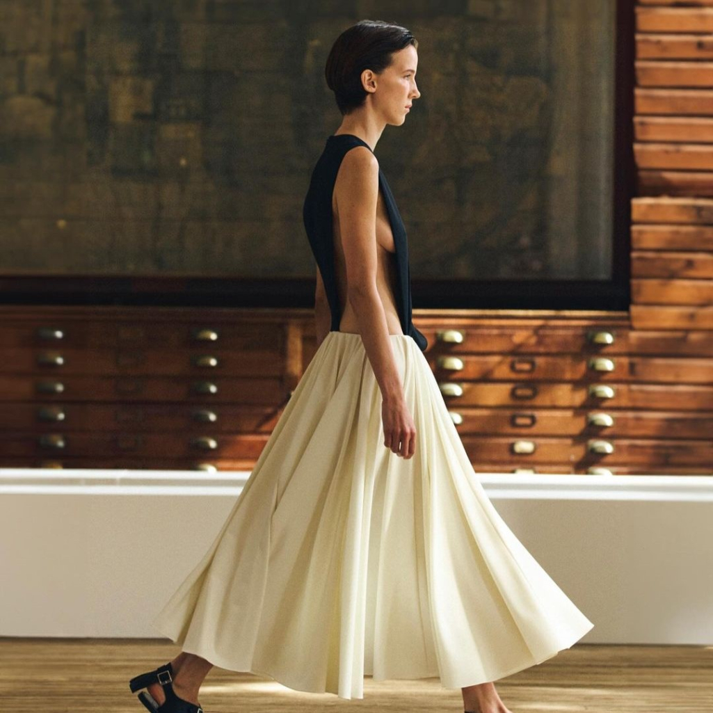London Fashion Week: Η δυναμική γυναίκα της Emilia Wickstead, η νέα εποχή της Burberry και η συνεργασία της Nensi Dojaka