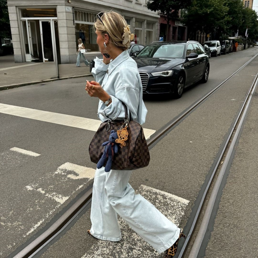 Bag charms: Η viral τάση και πώς να την ενσωματώσεις στο σύνολό σου