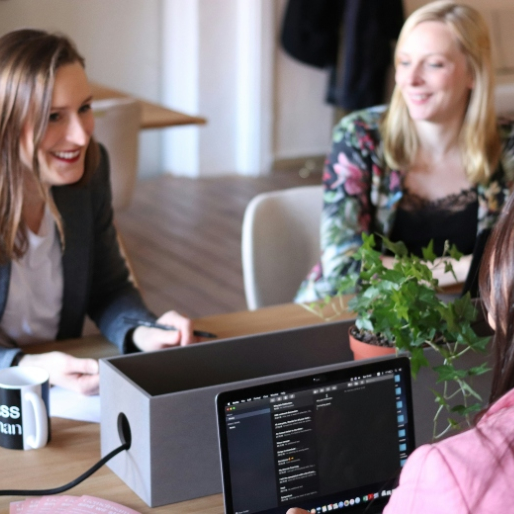 Ο εγκέφαλος του φίλου σου μπορεί να προβλέψει τι θα αγοράσεις (και ναι είναι όσο cringe ακούγεται), σύμφωνα με τη νευροεπιστήμη