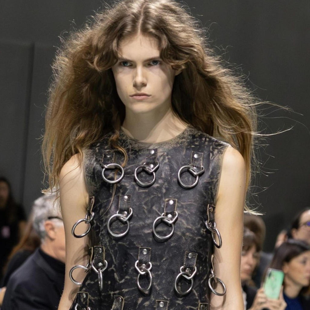 Milan Fashion Week: To «μήνυμα» πίσω από τα φριζαρισμένα μαλλιά στο show της Prada