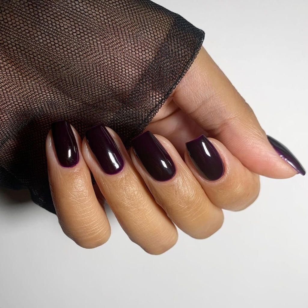 Black Cherry nails: Η κορυφαία χρωματική τάση στο φθινοπωρινό μανικιούρ