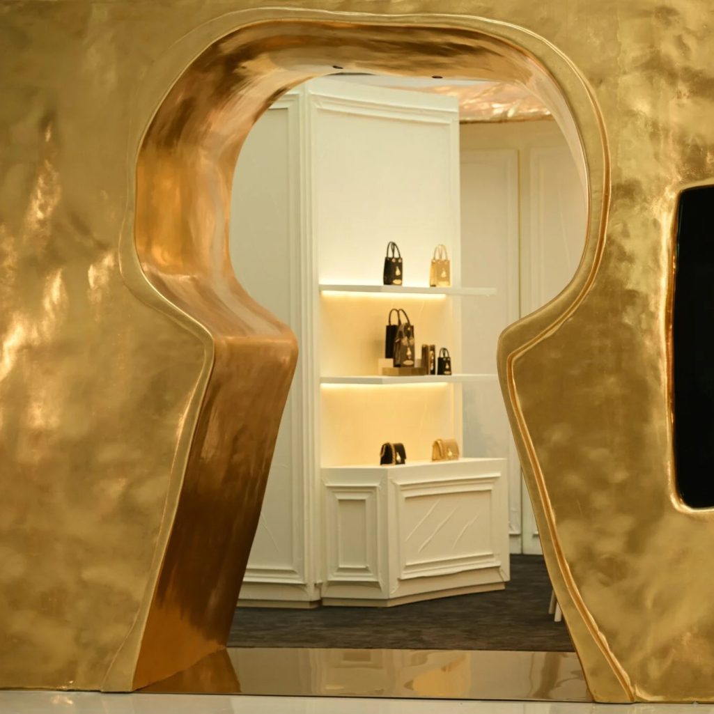 Το «ανορθόδοξο» pop up store της Schiaparelli στην Σαγκάη