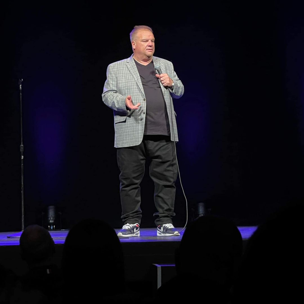 Angelo Tsarouchas: Ο “The Funny Greek” μάς θυμίζει πόση πλάκα έχει να είσαι Έλληνας